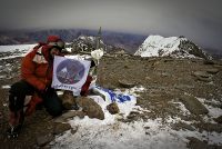 Aconcagua - Paweł na szczycie z flagą Zdobywców Gór